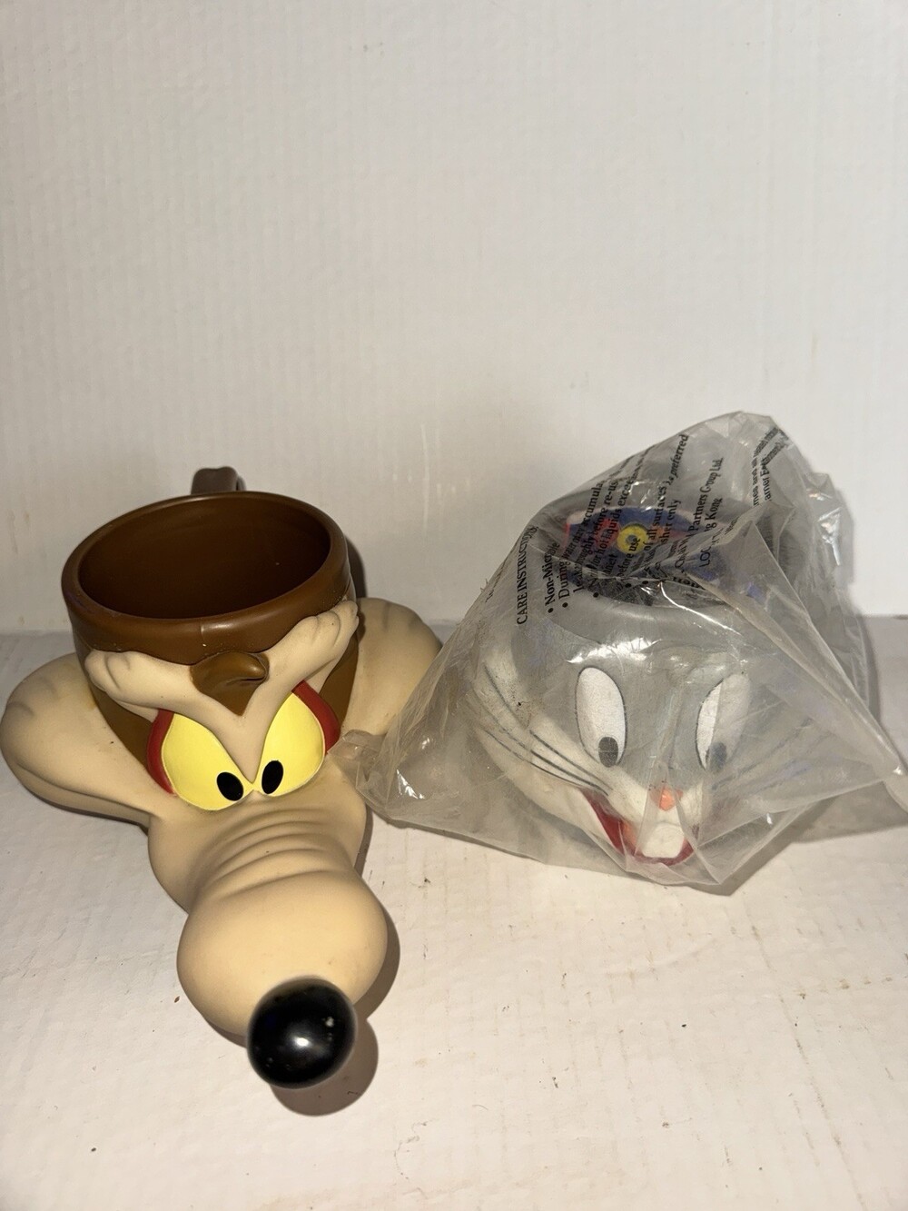 1992 Looney Tunes Wile E Coyote Bugs Bunny 3D Plastic Mugs Lot Warner Bros